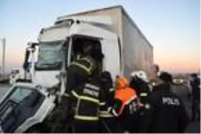 TIR'a çarpan kamyonun şoförü, yarım saatlik çalışmayla kurtarıldı TIR'a çarpan kamyonun şoförü, yarım saatlik çalışmayla kurtarıldı
