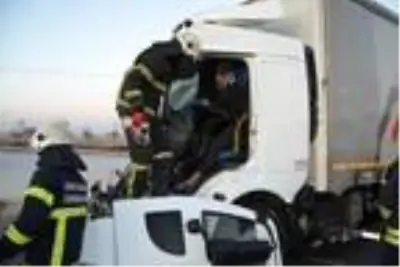 TIR'a çarpan kamyonun şoförü, yarım saatlik çalışmayla kurtarıldı TIR'a çarpan kamyonun şoförü, yarım saatlik çalışmayla kurtarıldı