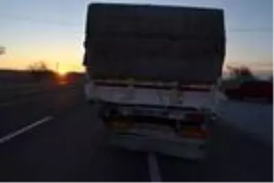 TIR'a çarpan kamyonun şoförü, yarım saatlik çalışmayla kurtarıldı TIR'a çarpan kamyonun şoförü, yarım saatlik çalışmayla kurtarıldı