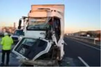 TIR'a çarpan kamyonun şoförü, yarım saatlik çalışmayla kurtarıldı TIR'a çarpan kamyonun şoförü, yarım saatlik çalışmayla kurtarıldı