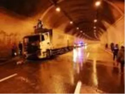 TIR yandı, Bolu Dağı Tüneli ulaşıma kapandı TIR yandı, Bolu Dağı Tüneli ulaşıma kapandı