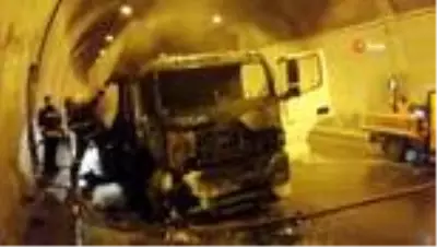 Tırın alev aldığı Bolu Dağı tüneli İstanbul istikameti ulaşıma kapatıldı Tırın alev aldığı Bolu Dağı tüneli İstanbul istikameti ulaşıma kapatıldı