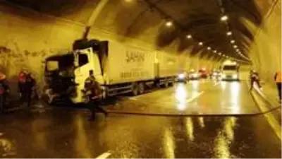 Tırın alev aldığı Bolu Dağı tüneli İstanbul istikameti ulaşıma kapatıldı Tırın alev aldığı Bolu Dağı tüneli İstanbul istikameti ulaşıma kapatıldı