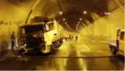 Tırın alev aldığı Bolu Dağı tüneli İstanbul istikameti ulaşıma kapatıldı Tırın alev aldığı Bolu Dağı tüneli İstanbul istikameti ulaşıma kapatıldı