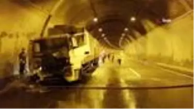 Tırın alev aldığı Bolu Dağı tüneli İstanbul istikameti ulaşıma kapatıldı Tırın alev aldığı Bolu Dağı tüneli İstanbul istikameti ulaşıma kapatıldı