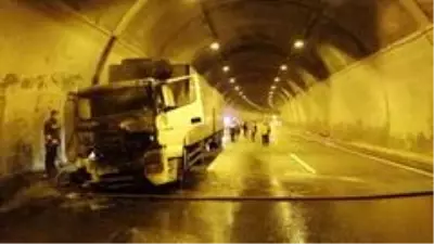 Tırın alev aldığı Bolu Dağı tüneli İstanbul istikameti ulaşıma kapatıldı Tırın alev aldığı Bolu Dağı tüneli İstanbul istikameti ulaşıma kapatıldı