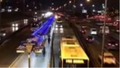 Toplu taşıma araçlarında ve duraklarda yolcu yoğunluğu Toplu taşıma araçlarında ve duraklarda yolcu yoğunluğu
