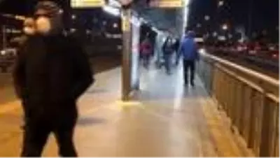 Toplu taşıma araçlarında ve duraklarda yolcu yoğunluğu Toplu taşıma araçlarında ve duraklarda yolcu yoğunluğu