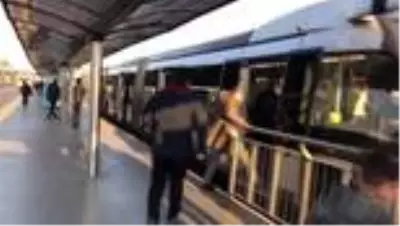Toplu taşıma araçlarında ve duraklarda yolcu yoğunluğu devam ediyor (2) Toplu taşıma araçlarında ve duraklarda yolcu yoğunluğu devam ediyor (2)