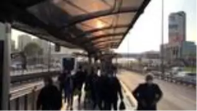 Toplu taşıma araçlarında ve duraklarda yolcu yoğunluğu devam ediyor (2) Toplu taşıma araçlarında ve duraklarda yolcu yoğunluğu devam ediyor (2)