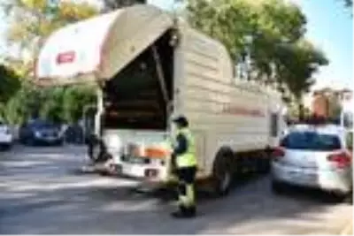 Tuzla'da çöp toplama alanları her gün dezenfekte ediliyor Tuzla'da çöp toplama alanları her gün dezenfekte ediliyor