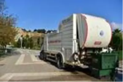 Tuzla'da çöp toplama alanları her gün dezenfekte ediliyor Tuzla'da çöp toplama alanları her gün dezenfekte ediliyor