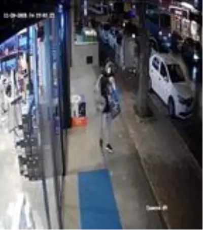 Tuzla'da dükkan önündeki süpürgeyi böyle çaldı Tuzla'da dükkan önündeki süpürgeyi böyle çaldı