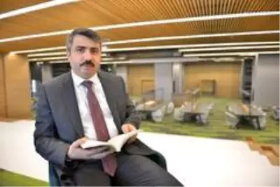 'Uyumayan Kütüphane'de ilk kitabı Başkan Yılmaz okudu 'Uyumayan Kütüphane'de ilk kitabı Başkan Yılmaz okudu