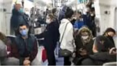 Vaka sayılarının arttığı İzmir'de, toplu taşıma araçları alarm veriyor Vaka sayılarının arttığı İzmir'de, toplu taşıma araçları alarm veriyor