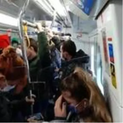 Vaka sayılarının arttığı İzmir'de, toplu taşıma araçları alarm veriyor Vaka sayılarının arttığı İzmir'de, toplu taşıma araçları alarm veriyor