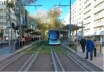 Vaka sayılarının arttığı İzmir'de, toplu taşıma araçları alarm veriyor Vaka sayılarının arttığı İzmir'de, toplu taşıma araçları alarm veriyor