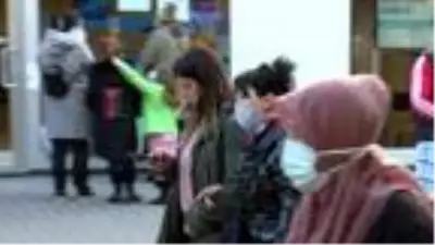 Son dakika haberi: Vakaların arttığı Samsun'da cadde ve sokaklar dolu; kamerayı gören maskesini düzeltti Son dakika haberi: Vakaların arttığı Samsun'da cadde ve sokaklar dolu; kamerayı gören maskesini düzeltti
