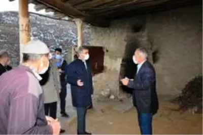Vali Baruş, deprem bölgesinde incelemelerde bulundu Vali Baruş, deprem bölgesinde incelemelerde bulundu