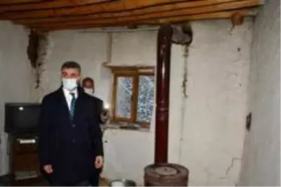 Vali Baruş, deprem bölgesinde incelemelerde bulundu Vali Baruş, deprem bölgesinde incelemelerde bulundu