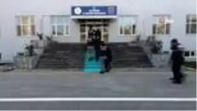 Van'da terör operasyonu: 3'ü muhtar, biri korucu başı 8 gözaltı Van'da terör operasyonu: 3'ü muhtar, biri korucu başı 8 gözaltı