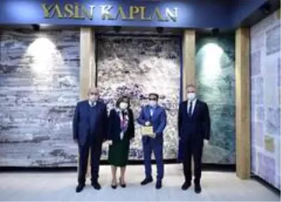 Yasin Kaplan Halıya teşekkür plaketi Yasin Kaplan Halıya teşekkür plaketi