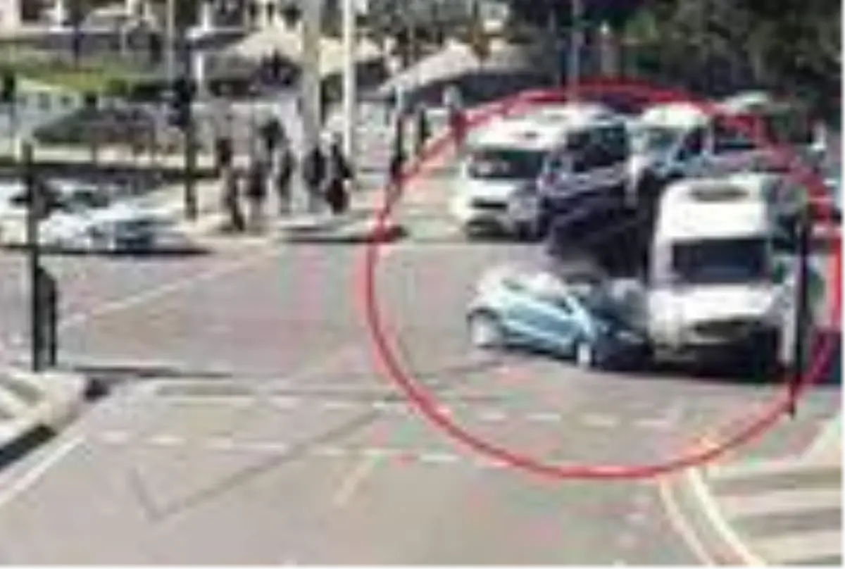 Yeni doğan bebeği taşıyan ambulans otomobille çarpıştı; baba kazanın şokunu yaşadı (2)