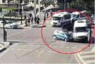 Yeni doğan bebeği taşıyan ambulans otomobille çarpıştı; baba kazanın şokunu yaşadı (2) Yeni doğan bebeği taşıyan ambulans otomobille çarpıştı; baba kazanın şokunu yaşadı (2)
