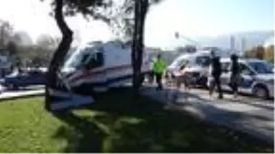 Son dakika haberleri: Yeni doğan bebeği taşıyan ambulans otomobille çarpıştı; baba kazanın şokunu yaşadı Son dakika haberleri: Yeni doğan bebeği taşıyan ambulans otomobille çarpıştı; baba kazanın şokunu yaşadı