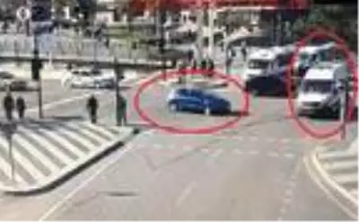 Yeni doğan bebeği taşıyan ambulans otomobille çarpıştı; baba kazanın şokunu yaşadı (2) Yeni doğan bebeği taşıyan ambulans otomobille çarpıştı; baba kazanın şokunu yaşadı (2)
