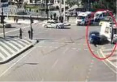 Yeni doğan bebeği taşıyan ambulans otomobille çarpıştı; baba kazanın şokunu yaşadı (2) Yeni doğan bebeği taşıyan ambulans otomobille çarpıştı; baba kazanın şokunu yaşadı (2)