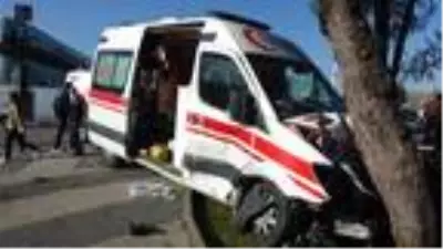 Son dakika haberleri: Yeni doğan bebeği taşıyan ambulans otomobille çarpıştı; baba kazanın şokunu yaşadı Son dakika haberleri: Yeni doğan bebeği taşıyan ambulans otomobille çarpıştı; baba kazanın şokunu yaşadı