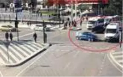 Yeni doğan bebeği taşıyan ambulans otomobille çarpıştı; baba kazanın şokunu yaşadı (2) Yeni doğan bebeği taşıyan ambulans otomobille çarpıştı; baba kazanın şokunu yaşadı (2)