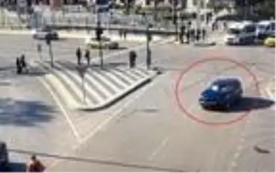 Yeni doğan bebeği taşıyan ambulans otomobille çarpıştı; baba kazanın şokunu yaşadı (2) Yeni doğan bebeği taşıyan ambulans otomobille çarpıştı; baba kazanın şokunu yaşadı (2)
