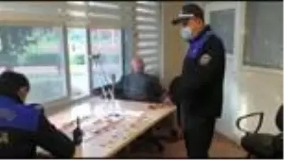 Zeytinburnu'nda dilencinin üzerinde araba anahtarı ile yaklaşık 7 bin lira çıktı Zeytinburnu'nda dilencinin üzerinde araba anahtarı ile yaklaşık 7 bin lira çıktı