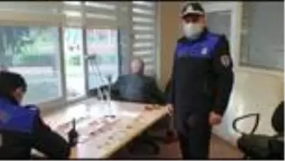 Zeytinburnu'nda dilencinin üzerinde araba anahtarı ile yaklaşık 7 bin lira çıktı Zeytinburnu'nda dilencinin üzerinde araba anahtarı ile yaklaşık 7 bin lira çıktı