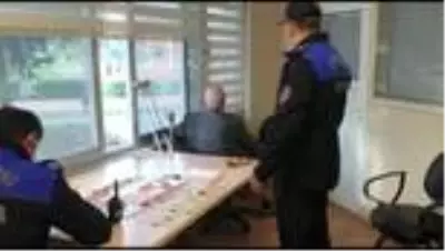 Zeytinburnu'nda dilencinin üzerinde araba anahtarı ile yaklaşık 7 bin lira çıktı Zeytinburnu'nda dilencinin üzerinde araba anahtarı ile yaklaşık 7 bin lira çıktı