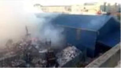 Zeytinburnu'nda geri dönüşüm tesisinde yangın çıktı: Dumandan göz gözü görmedi Zeytinburnu'nda geri dönüşüm tesisinde yangın çıktı: Dumandan göz gözü görmedi