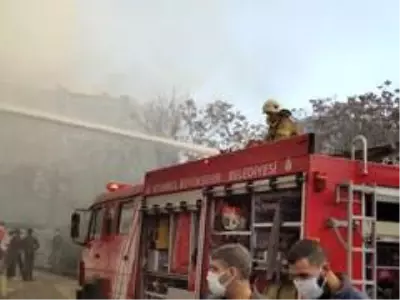 Zeytinburnu'nda geri dönüşüm tesisinde yangın: Dumandan göz gözü görmedi Zeytinburnu'nda geri dönüşüm tesisinde yangın: Dumandan göz gözü görmedi