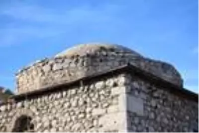 500 yıllık caminin duvarından Roma dönemine ait taşlar çıktı 500 yıllık caminin duvarından Roma dönemine ait taşlar çıktı