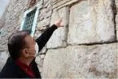500 yıllık caminin duvarından Roma dönemine ait taşlar çıktı 500 yıllık caminin duvarından Roma dönemine ait taşlar çıktı