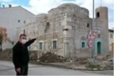 500 yıllık caminin duvarından Roma dönemine ait taşlar çıktı 500 yıllık caminin duvarından Roma dönemine ait taşlar çıktı