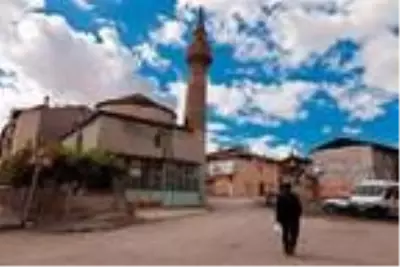 500 yıllık caminin duvarından Roma dönemine ait taşlar çıktı 500 yıllık caminin duvarından Roma dönemine ait taşlar çıktı