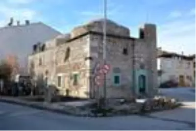 500 yıllık caminin duvarından Roma dönemine ait taşlar çıktı 500 yıllık caminin duvarından Roma dönemine ait taşlar çıktı