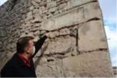 500 yıllık caminin duvarından Roma dönemine ait taşlar çıktı 500 yıllık caminin duvarından Roma dönemine ait taşlar çıktı