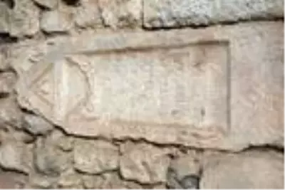 500 yıllık caminin duvarından Roma dönemine ait taşlar çıktı 500 yıllık caminin duvarından Roma dönemine ait taşlar çıktı