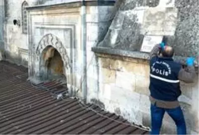 Işıkları sökülüp, çeşmesi kırılan 600 yıllık Şahmelek Camii'ni talan edenler geride sadece bir kasket bıraktı Işıkları sökülüp, çeşmesi kırılan 600 yıllık Şahmelek Camii'ni talan edenler geride sadece bir kasket bıraktı