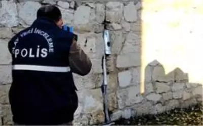 Işıkları sökülüp, çeşmesi kırılan 600 yıllık Şahmelek Camii'ni talan edenler geride sadece bir kasket bıraktı Işıkları sökülüp, çeşmesi kırılan 600 yıllık Şahmelek Camii'ni talan edenler geride sadece bir kasket bıraktı