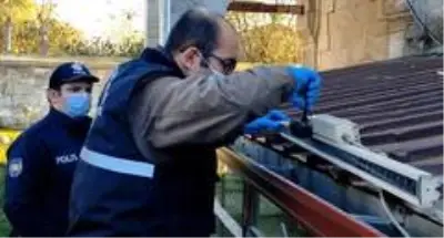 Işıkları sökülüp, çeşmesi kırılan 600 yıllık Şahmelek Camii'ni talan edenler geride sadece bir kasket bıraktı Işıkları sökülüp, çeşmesi kırılan 600 yıllık Şahmelek Camii'ni talan edenler geride sadece bir kasket bıraktı