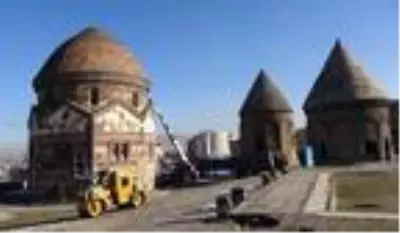 800 yıllık Üç Kümbetler'in hareketliliği sensörlerle inceleniyor 800 yıllık Üç Kümbetler'in hareketliliği sensörlerle inceleniyor